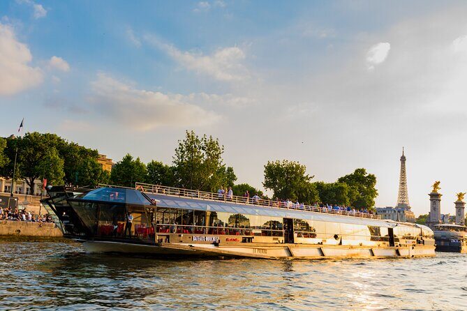 Paris Seine River Dinner Cruise with Live Music by Bateaux Mouches - The Experience in Detail
