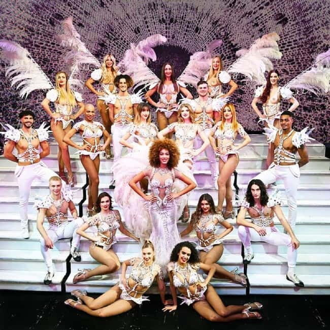 Paris: Seine Yacht Hotel Stay & Paradis Latin Cabaret show - A Detailed Look at the Experience