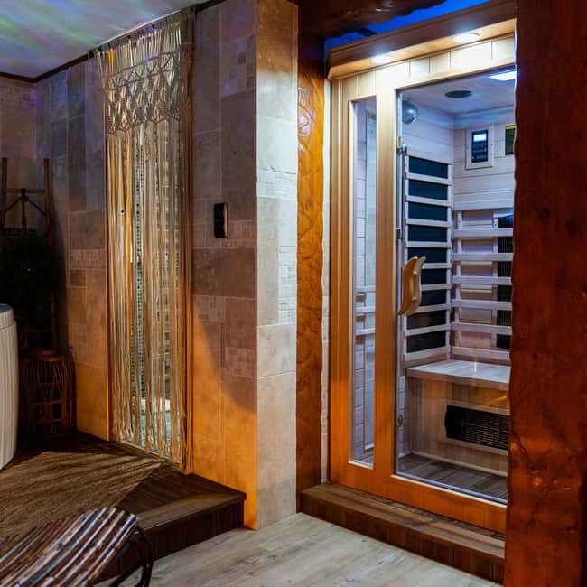 Paris: Seine Yacht Hotel Stay & Paradis Latin Cabaret show - FAQ