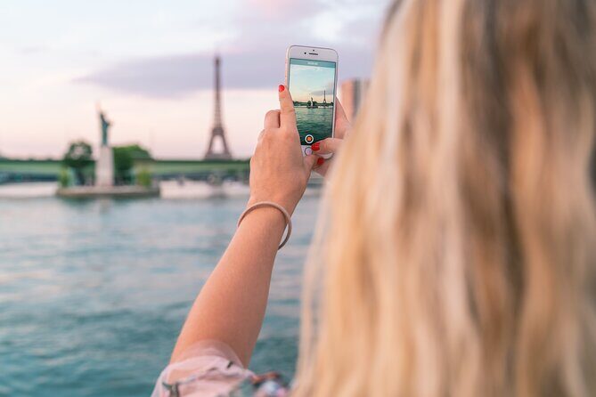 Paris Sightseeing Cruise with Champagne by Bateaux Mouches - FAQ