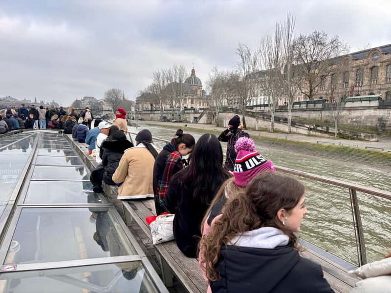 Paris: Sightseeing Cruise with 'Les Incollables' Quiz - The Childrens Quiz Booklet