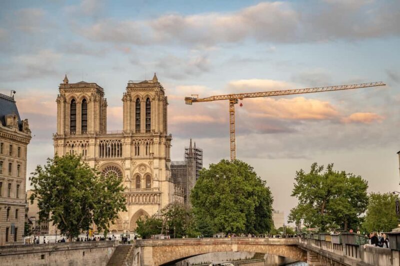 Paris: Walking Tour with Notre Dame or Ste-Chapelle Access - Starting Point and First Impressions