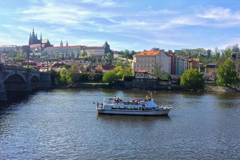 Party in Prague: Private River Cruise with Unlimited Drinks - An In-Depth Look at the Experience