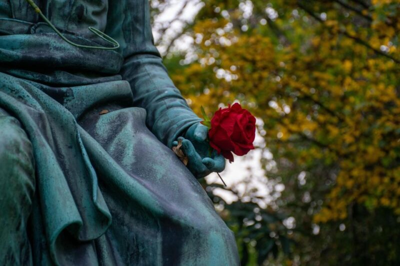 Père Lachaise Cemetery: A Stroll Through Immortal History - An In-Depth Look at the Tour