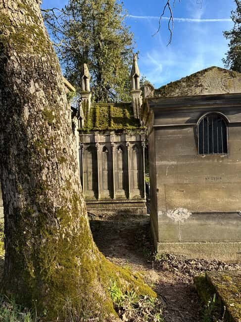 Père Lachaise Cemetery Watercolor Postcard Workshop in Paris - FAQ