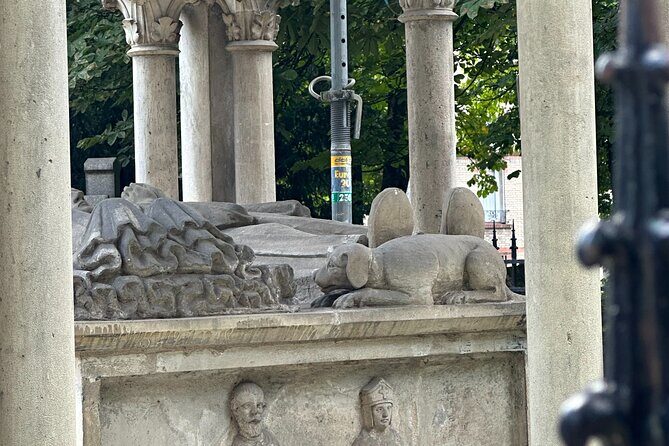 Père Lachaise's Cemetery Celebrities and Ghosts Mystery Tour - What You Can Expect at Each Stop