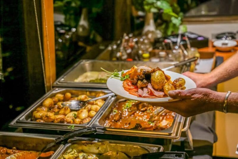 Perth: Swan River Dinner Cruise - Entertainment and Atmosphere