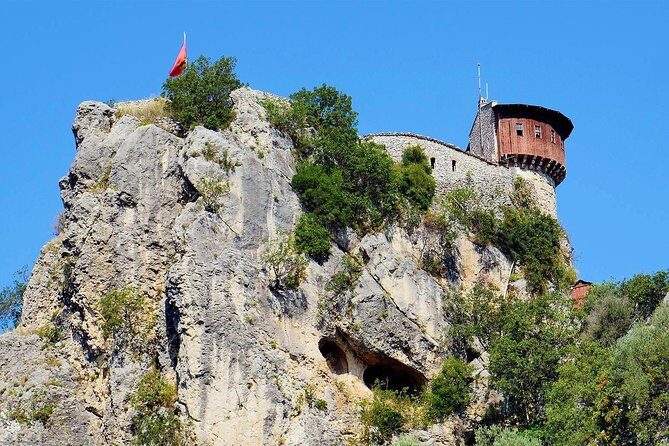 Petrele Castle tour - Exploring the Experience in Detail