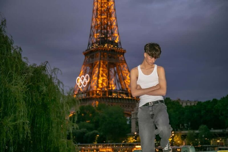 Photo session for couples with flowers around Eiffel tower - An In-Depth Look at the Experience