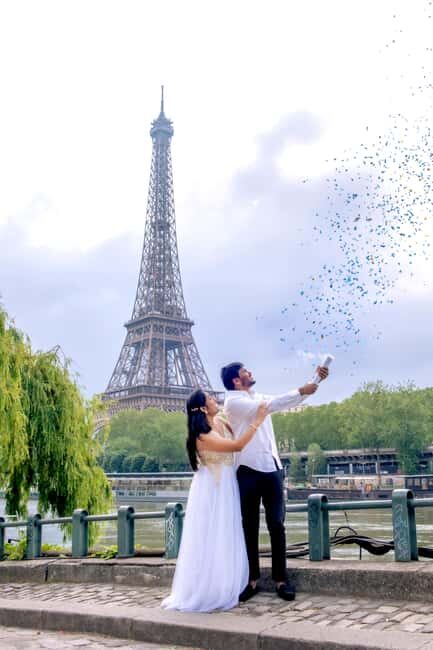 Photo session for couples with flowers around Eiffel tower - The Itinerary in Detail