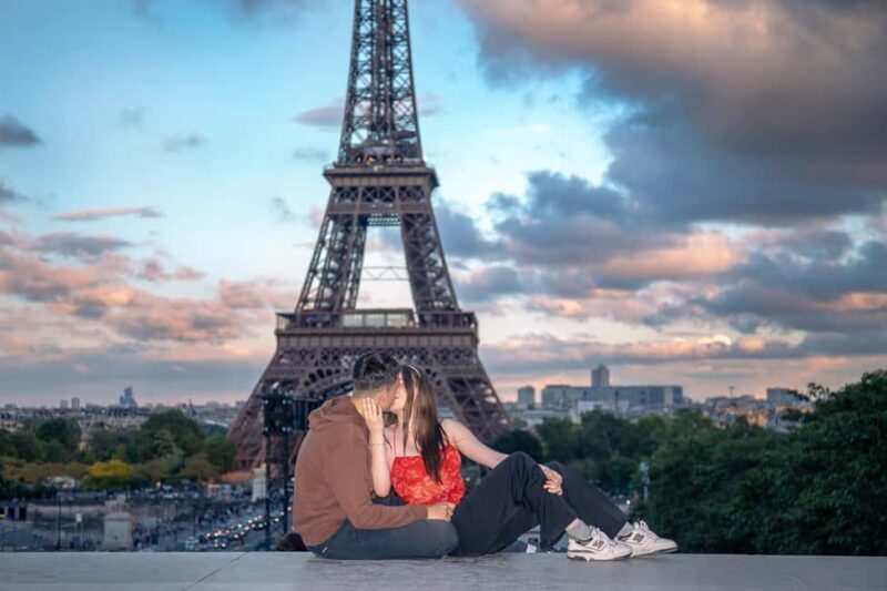 Photo session for couples with flowers around Eiffel tower - Who Is This Experience Best For?