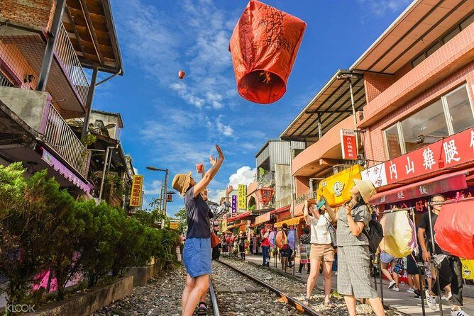Pingxi Sky Lantern Flying, Shifen Old Street Stroll (morning 5 hours) - What We Loved About the Tour