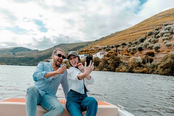 Pinhão: Electric Boat Experience 1h - Taste of Two Wines - Key Points