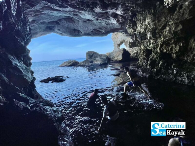 Polignano kayak tour + swimming stop in cave - FAQ