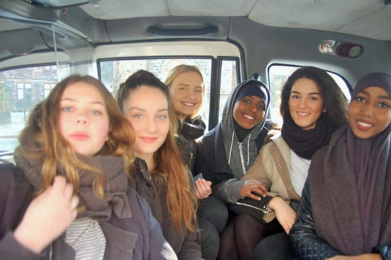 Political Wall Murals and Peacewall - A Detailed Look at the Belfast Murals and Peace Wall Tour