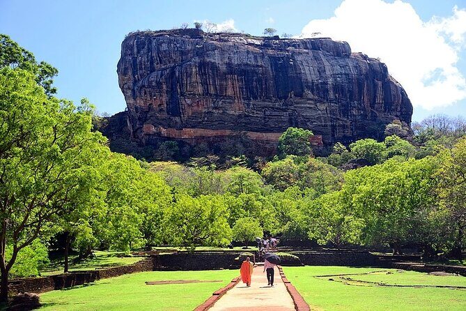Polonnaruwe and Sigiriya Day Trip from Pasikuda and Kalkuda - FAQs