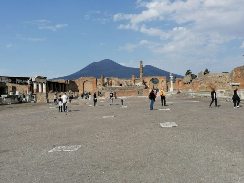 Pompeii: Guided Tour with Archaeologist with max. 12 People - Starting Point and First Impressions