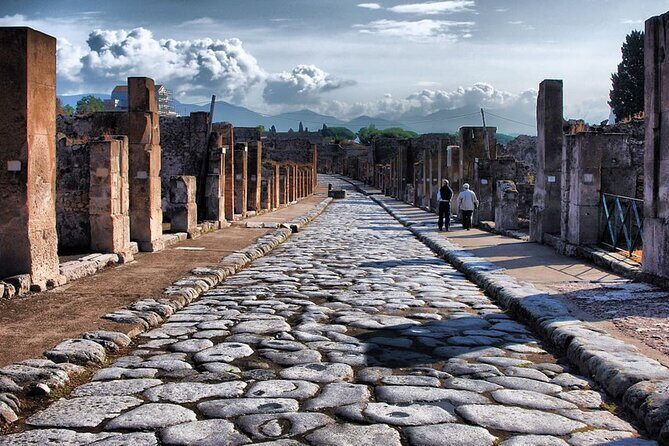 Pompeii, The Lives of the Ancients w/ Ticket included - Key Points: