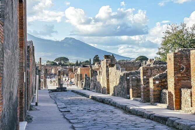 Pompeii Walking Tour: The Real History of the Ruins - An In-Depth Look at the Pompeii Walking Tour