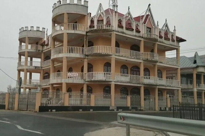 Poor Neighborhoods, Prison and Gypsy Castles - Private Tour - FAQ