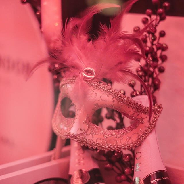 Porto: Cabaret & Pole Shows, offer a Glass of Champagne - What is the Porto Cabaret & Pole Show Experience?