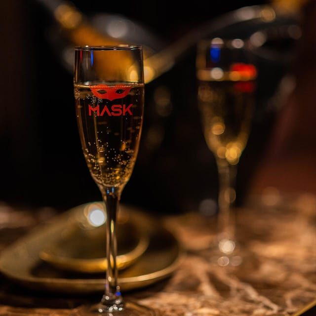 Porto: Cabaret & Pole Shows, offer a Glass of Champagne - Timing and Duration