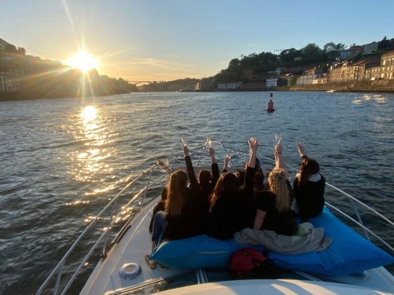 Porto: Douro River Cruise / Welcome Drink/with sunset option - An Authentic Glimpse of Porto and Vila Nova de Gaia from the Water