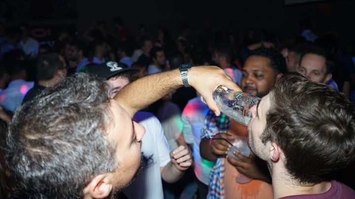 Porto: PubCrawl with 6 Drinks+VIP Club Entry - FAQs