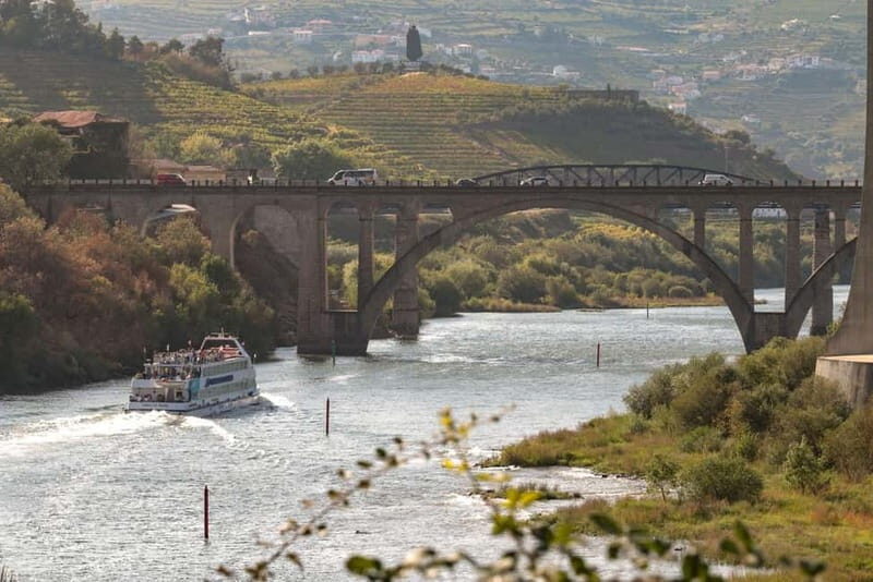 Porto/Regua/Porto (and reverse): Douro River Cruise + Lunch - A Scenic Evening Cruise Along the Douro River in Porto