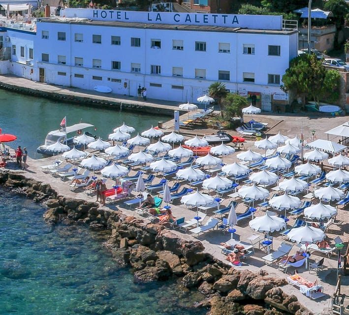 Porto Santo Stefano: La Caletta beach club - Cocktails under the umbrella - Key Points