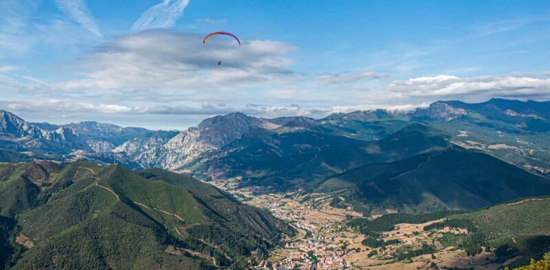 Potes: Paragliding in the Picos de Europa with professional pilots - Potes: Paragliding in the Picos de Europa with Professional Pilots — An Authentic Adventure