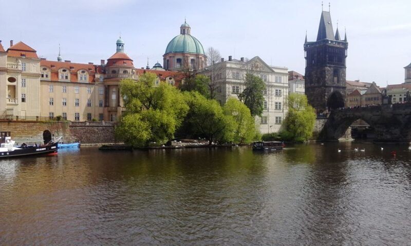 Prague: 2-Hour Lunch Cruise on the Vltava River - Setting the Scene: What You Can Expect