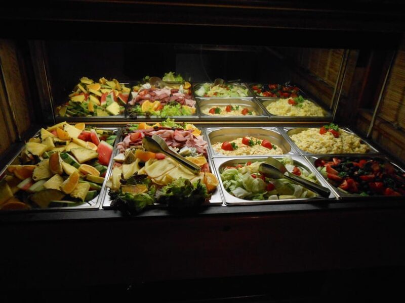 Prague At Dusk: 1-Hour Historic Boat Tour with Commentary - The Experience in Detail