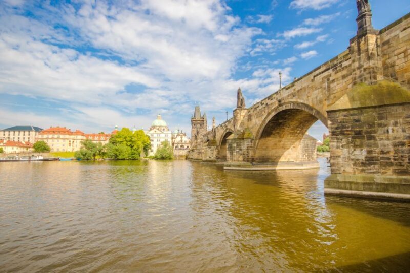 Prague: Guided Bus & Walking Tour with River Cruise & Lunch - An Introduction to Prague’s Must-See Sights