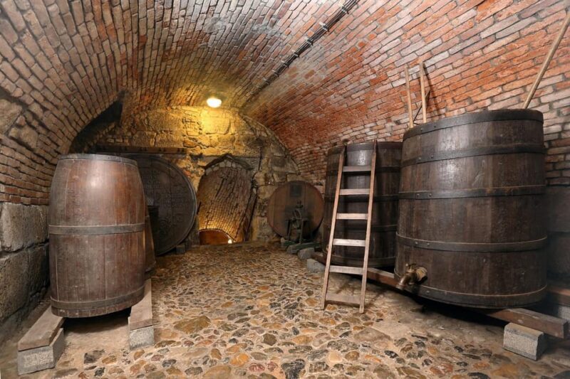 Prague: Guided Pub Crawl with Beer and Food Tastings - Key Points