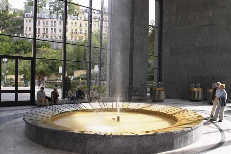 Prague: Karlovy Vary Tour with Lunch and Moser Museum Visit - Key Points