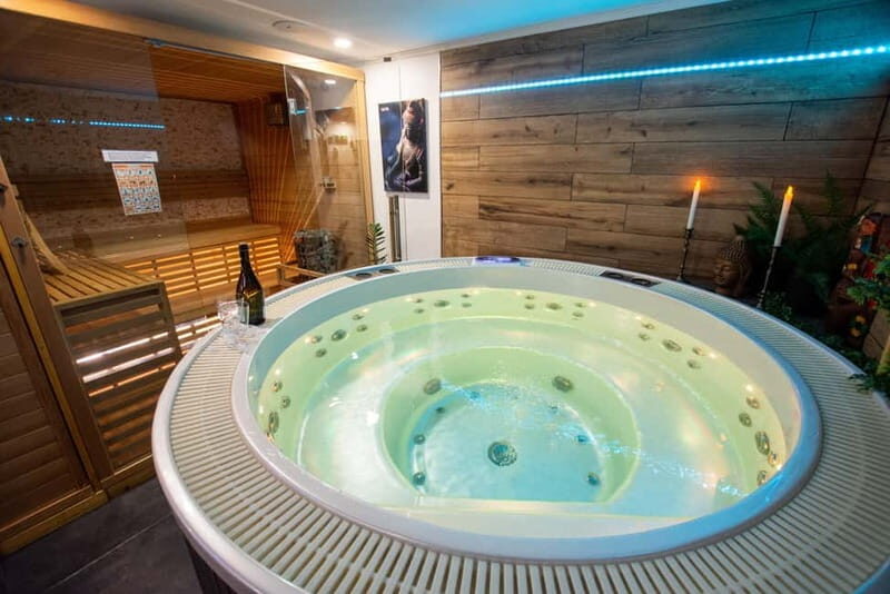 Prague: Modern Private Spa with Jacuzzi and Sauna - Key Points