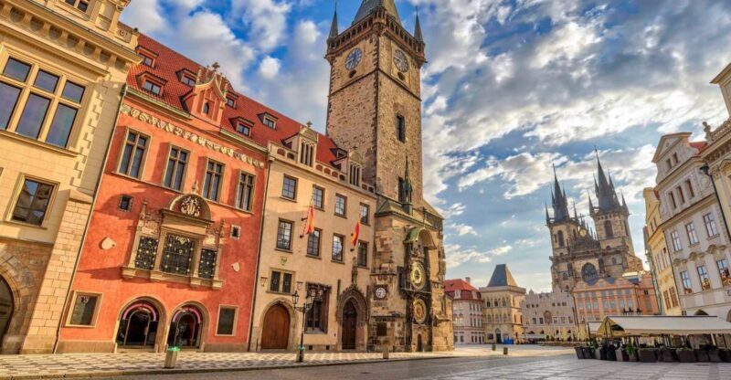 Prague: Old Town, Jewish Quarter & Astro Clock Walking Tour - The Experience in Practice