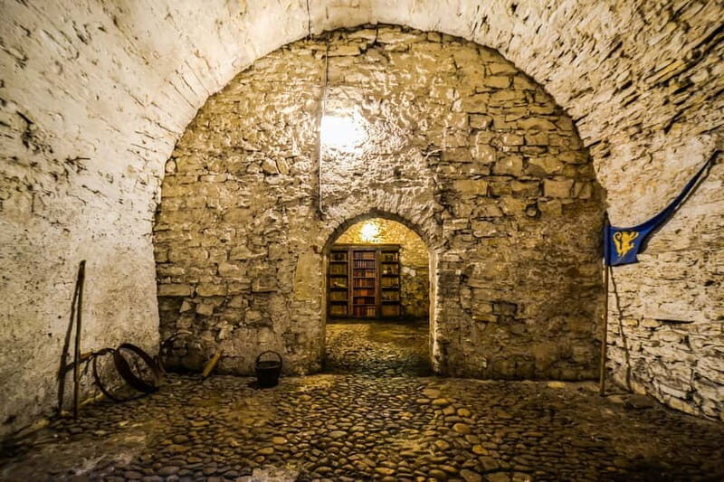 Prague: Oldtown, Medieval Underground & Dungeon History Tour - Key Points