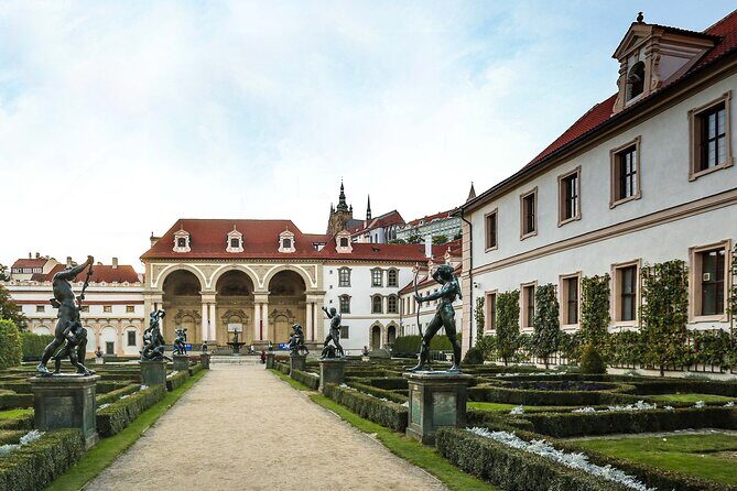 Prague Photoshoot for Couples, Betrothed, Family & Friends - Who Is This Tour Best For?
