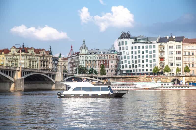 Prague: Private River Cruise with Unlimited Beer or Prosecco - Exploring the Prague Waterfront: A Comprehensive Review of the Private River Cruise with Unlimited Beer or Prosecco