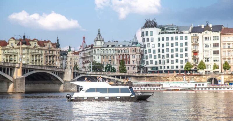Prague: Private River Cruise with Unlimited Beer or Prosecco - Setting the Scene: What to Expect from the Cruise