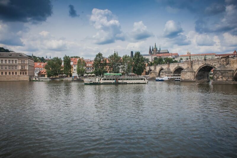 Prague: Vltava River Evening Dinner Cruise - Who Is This Tour Best For?