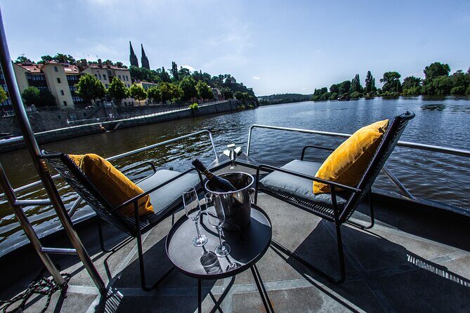Prague YachtBoat CLASSIC cruise with Unlimited Beer or Prosecco - Who Will Love This Experience?