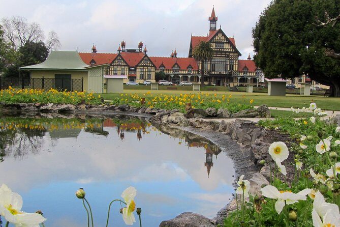 Private 3 Days Tour From Auckland: Hobbiton, Hamilton, Rotorua & Waitomo Caves - Key Points