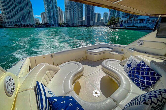 Private 52' Yacht Rental with Captain in Miami - Why Choose the Private Yacht Experience in Miami?