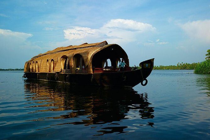 Private Backwater Cruise on a Houseboat and Shikara including Lunch - A Closer Look at the Kerala Backwater Experience