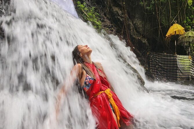Private Balinese Purification in Holy Water at Temple with Local - Key Points