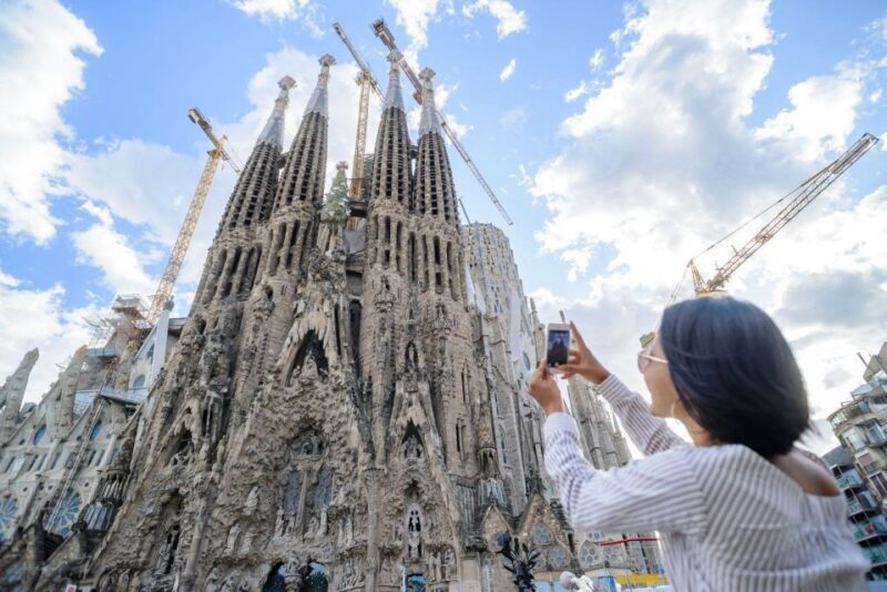 Private Barcelona Tour: Explore Gaudí and the Gothic Quarter - What to Expect During the Tour