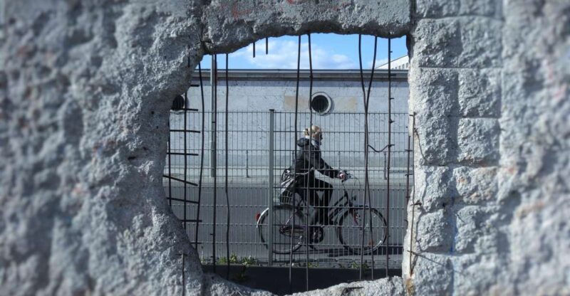 Private Behind the Berlin Wall and Cold War Berlin Tour - Key Points